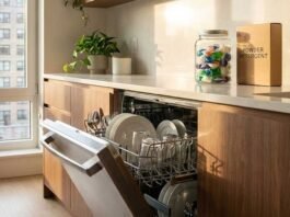 Sparkling dishes in a built-in dishwasher using hard water detergent
