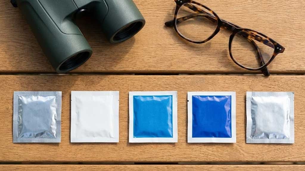 Comparison of alcohol and alcohol-free lens cleaning wipes for binoculars and glasses
